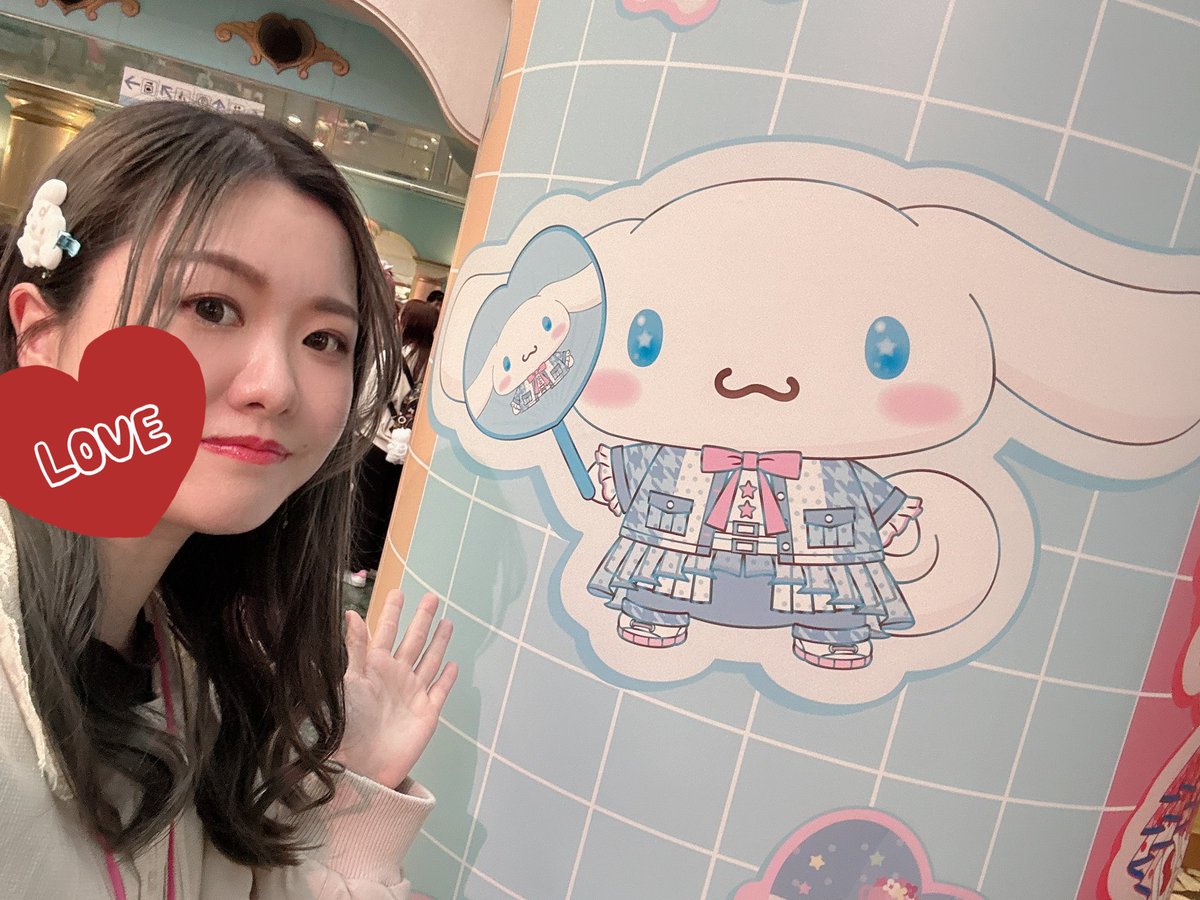 saecoji52's tweet photo. この間誕生日カードをぶら下げてサンリオに行ってきました。
かわいいものは似合わないと30くらいまでずっと思ってきたけど可愛いものに囲まれてると幸せになりますね😌🩵
誕生日に後ろのお花をもぎ取ってくれるペックル可愛いの極みでした✨ https://t.co/g2BHMVcDlB