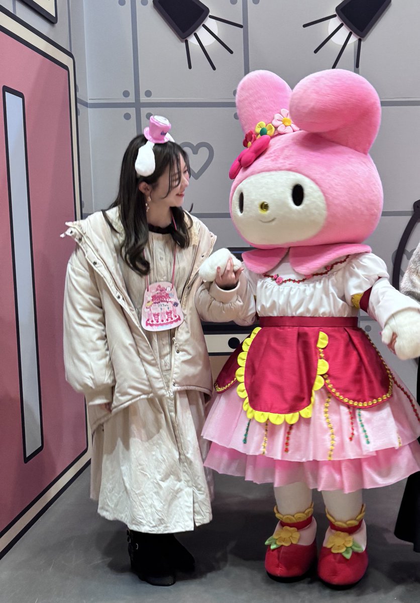 saecoji52's tweet photo. この間誕生日カードをぶら下げてサンリオに行ってきました。
かわいいものは似合わないと30くらいまでずっと思ってきたけど可愛いものに囲まれてると幸せになりますね😌🩵
誕生日に後ろのお花をもぎ取ってくれるペックル可愛いの極みでした✨ https://t.co/g2BHMVcDlB