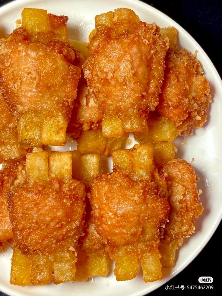 eatsimple_x's tweet photo. Resep Simple Crispy Fried Chicken Potato 🍗🍟🥔

1. Bahan-Bahan: 

• 8 potong paha ayam (tanpa tulang)
• 2 buah kentang besar (potong memanjang seperti kentang goreng)
• Parsley secukupnya (opsional untuk taburan)
• Minyak goreng secukupnya

2. Bumbu Marinasi:

• 2 sdm kecap asin
• 1 sdm saus tiram
• 1 sdm air jeruk nipis
• 100 ml susu cair
• 1 sdt bubuk cabai
• 2 siung bawang putih, iris tipis
• 1 ruas jahe, iris tipis
• 2 batang daun bawang, potong-potong
• Garam dan lada hitam secukupnya

3. Lapisan Tepung:

• 100 gram tepung terigu
• 50 gram tepung maizena
• 1/2 sdt garam
• 1/2 sdt lada bubuk
• 1/2 sdt bubuk bawang putih (opsional)

Picture: Pinterest
Thanks 𝕏