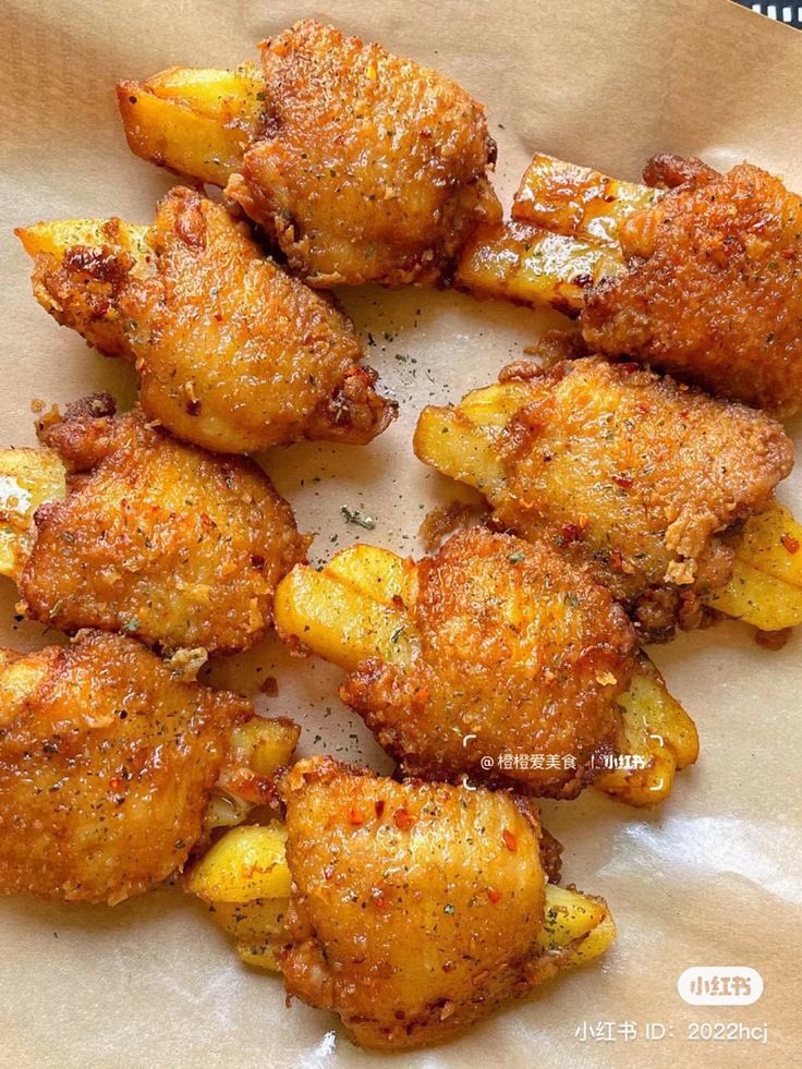 eatsimple_x's tweet photo. Resep Simple Crispy Fried Chicken Potato 🍗🍟🥔

1. Bahan-Bahan: 

• 8 potong paha ayam (tanpa tulang)
• 2 buah kentang besar (potong memanjang seperti kentang goreng)
• Parsley secukupnya (opsional untuk taburan)
• Minyak goreng secukupnya

2. Bumbu Marinasi:

• 2 sdm kecap asin
• 1 sdm saus tiram
• 1 sdm air jeruk nipis
• 100 ml susu cair
• 1 sdt bubuk cabai
• 2 siung bawang putih, iris tipis
• 1 ruas jahe, iris tipis
• 2 batang daun bawang, potong-potong
• Garam dan lada hitam secukupnya

3. Lapisan Tepung:

• 100 gram tepung terigu
• 50 gram tepung maizena
• 1/2 sdt garam
• 1/2 sdt lada bubuk
• 1/2 sdt bubuk bawang putih (opsional)

Picture: Pinterest
Thanks 𝕏