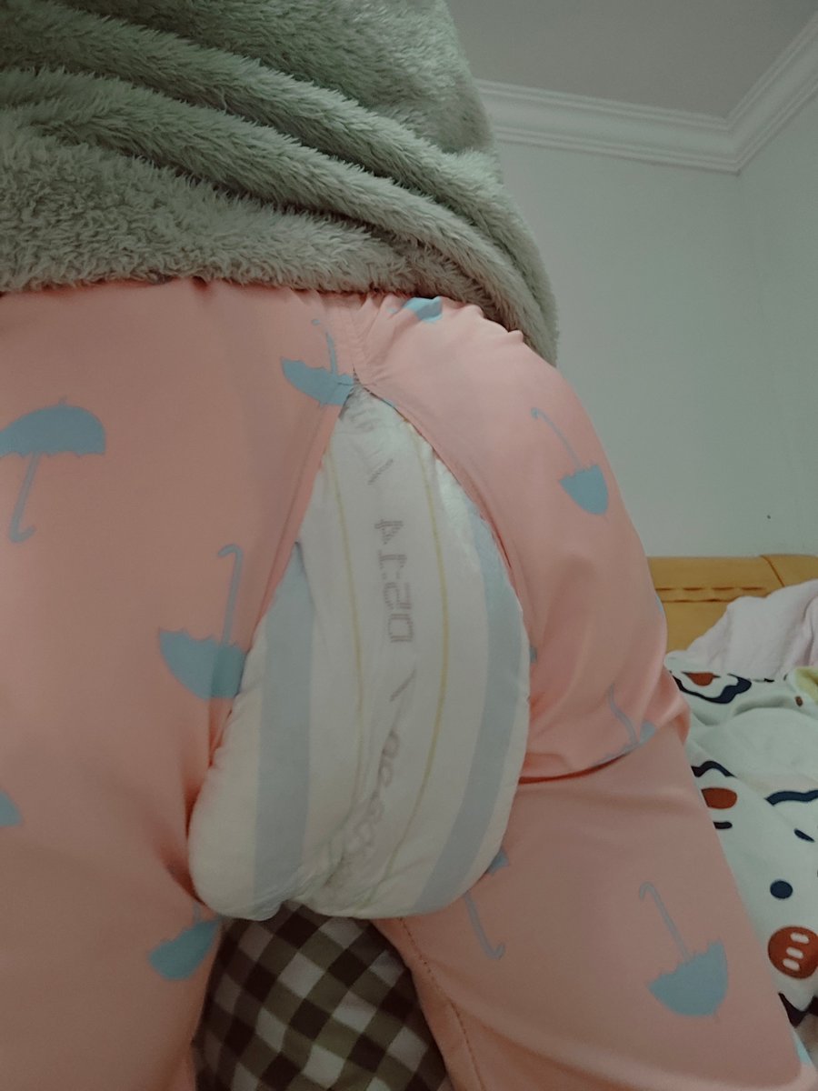 周末买的裤子裙子都是童装码，属实是穿不下
（照片都是局部）
要么减肥到以前的体重，要么就都不尝试了😢
虽然这么说，但这两件比起来还是更爱两用裆的开裆裤了