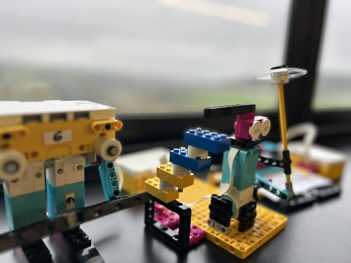 fontdelroure's tweet image. Ampliem el projecte #ProjecteFAIG @cesirecat al SMARThort “digital vs analògic, realitat vs predicció” amb @LEGO_Education SPIKE! En aquesta projecte els alumnes treballen amb dades del núvol i reals per crear solucions innovadores.
@InnovacioE @SEiXarxes @crpanoia @Observatori