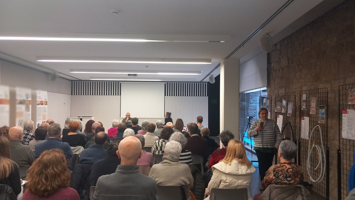 jordimartifont_'s tweet photo. Presentació de l'obra poètica completa de Joan Salvat-Papasseit a la Biblioteca Pública de Solsona https://t.co/ATan4OHVNm