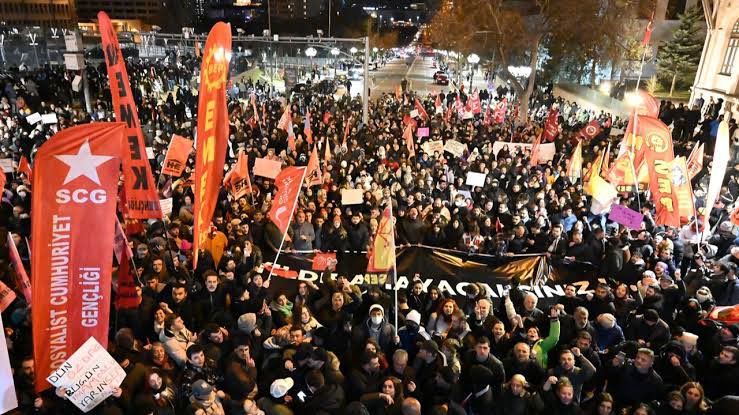 Sevgili CHP’liler,
İmamoğlu soruşturmasında;
İhbar edenler CHP’li,
Şikayet edenler CHP’li,
İfade verenler CHP’li,
Görüntüleri yayanlar CHP’li,
İtirafçı olanlar CHP’li.
Siz ise iktidarı protestoya davet ediliyorsunuz.
Kifayetsiz yöneticilerin,marjinal vandalların oyununa gelmeyin.