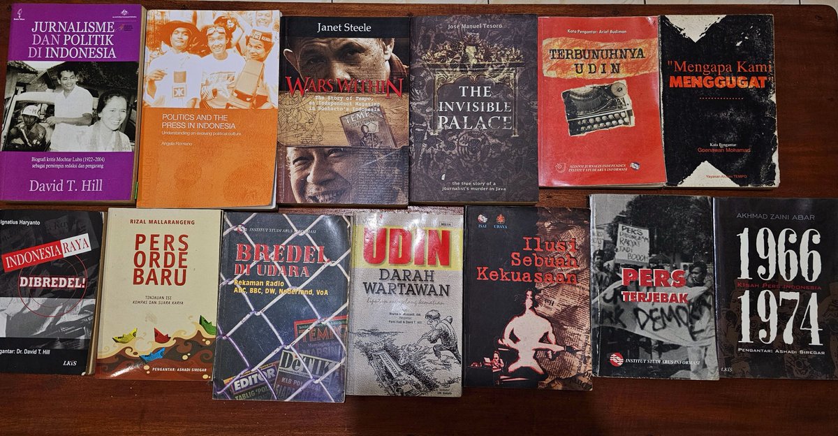 Buku-buku yang menggambarkan keadaan jurnalis dan media di bawah Orde Baru. Bocoran: lebih buruk dari dikirim kepala babi.