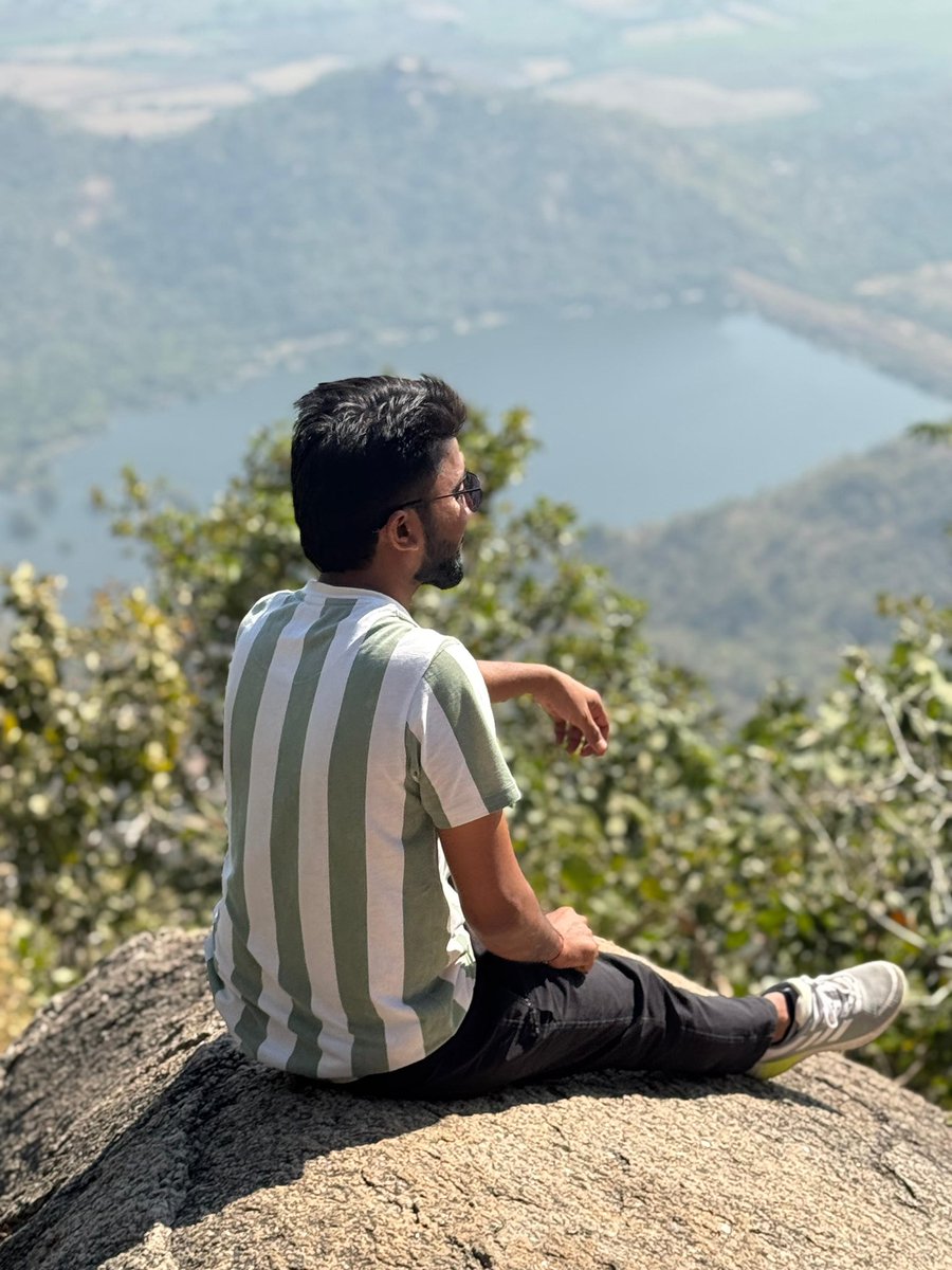 ભોમિયા વિના મારે ભમવા’તા ડુંગરા, 
જંગલની કુંજકુંજ જોવી હતી;
 જોવી’તી કોતરો ને જોવી’તી હંદર,
 રોતા ઝરણાંની આંખ મારે લ્હોવી હતી.
💫#peace