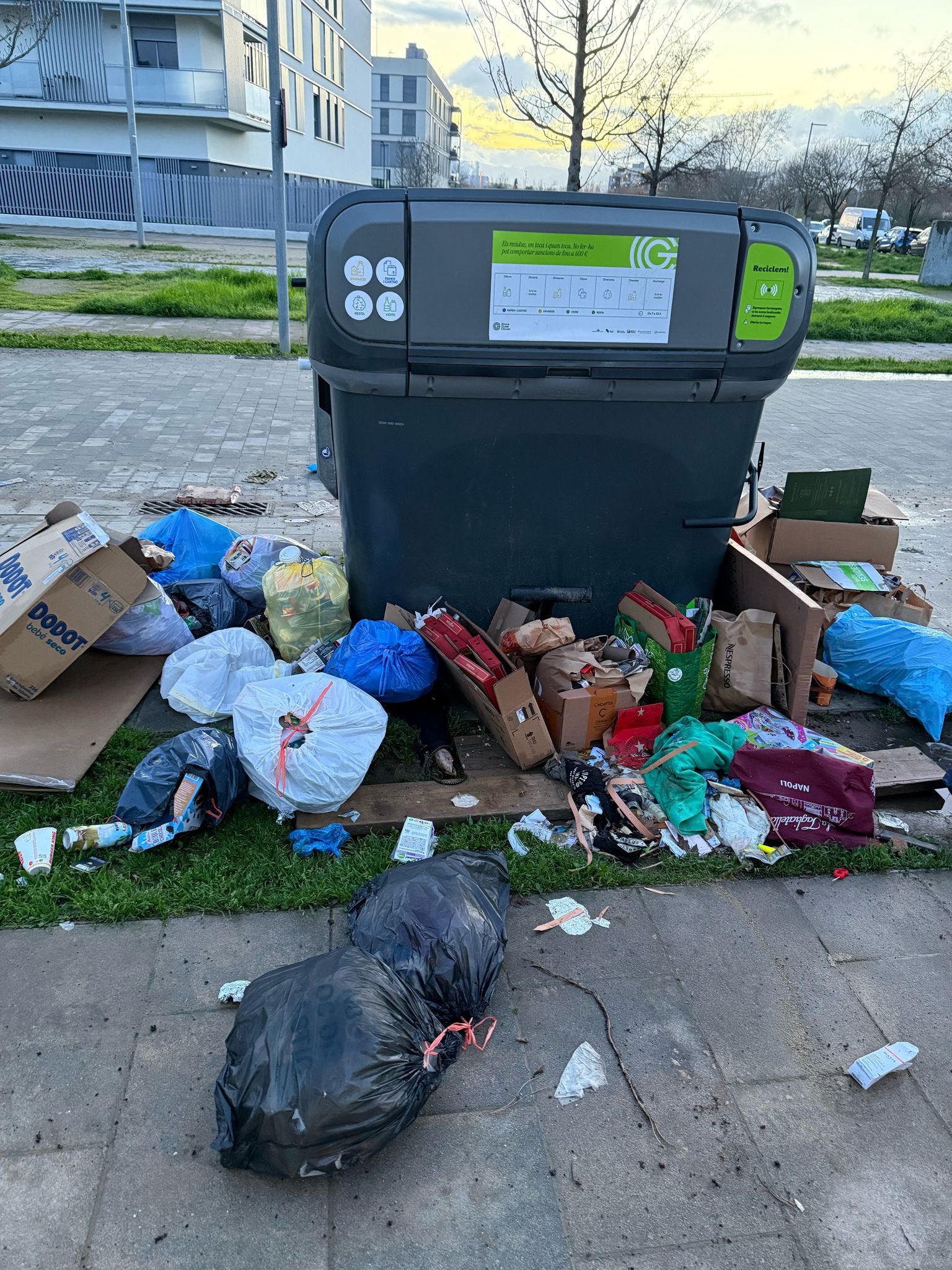 En Girona ya hay contenedores que tienes que identificarte para abrirlos