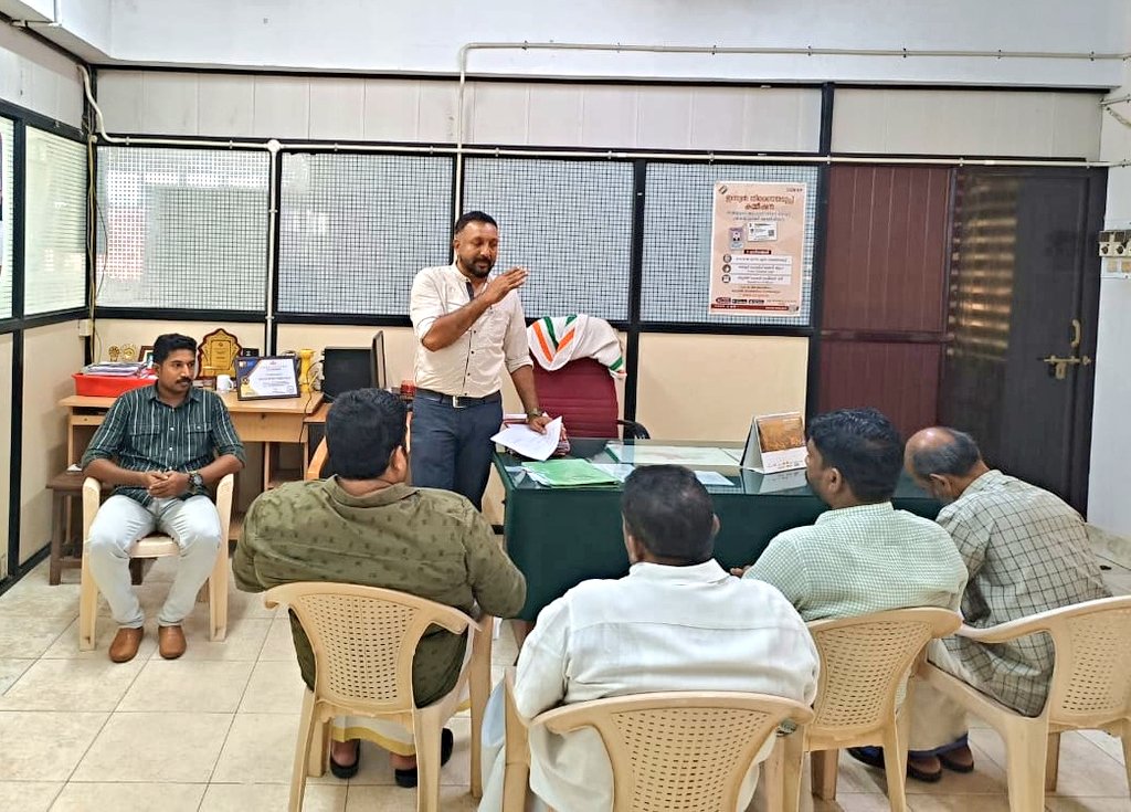 ECISVEEP's tweet photo. As per the Commission's direction, countrywide meetings with political parties are being conducted at the levels of CEO, DEO &amp; ERO.

📷 In pic: Meetings with political parties in district Palakkad, Pathanamthitta &amp; Ernakulam of Kerala.

#ECI https://t.co/9542Q4WcDx
