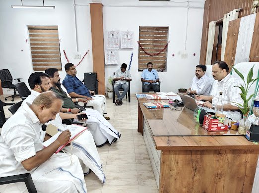 ECISVEEP's tweet photo. As per the Commission's direction, countrywide meetings with political parties are being conducted at the levels of CEO, DEO &amp; ERO.

📷 In pic: Meetings with political parties in district Palakkad, Pathanamthitta &amp; Ernakulam of Kerala.

#ECI https://t.co/9542Q4WcDx