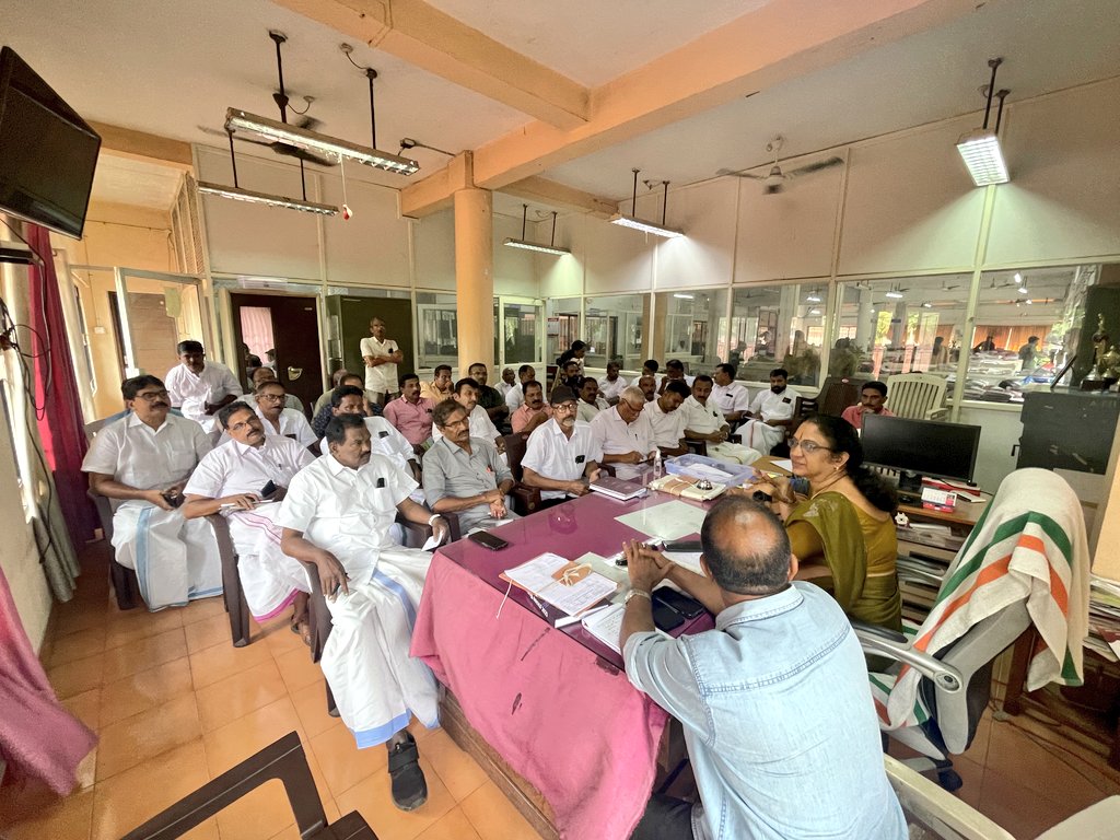 ECISVEEP's tweet photo. As per the Commission's direction, countrywide meetings with political parties are being conducted at the levels of CEO, DEO &amp; ERO.

📷 In pic: Meetings with political parties in district Palakkad, Pathanamthitta &amp; Ernakulam of Kerala.

#ECI https://t.co/9542Q4WcDx