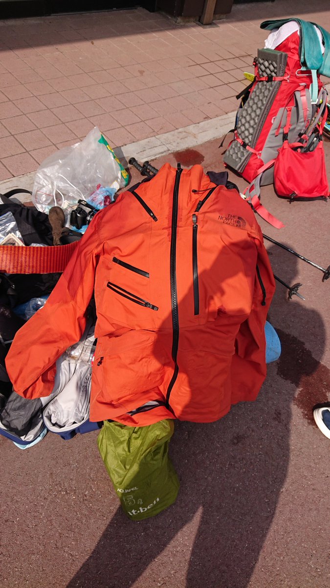 黒部横断中にTHE NORTH FACEのSTEEP SERIESのハードシェル 