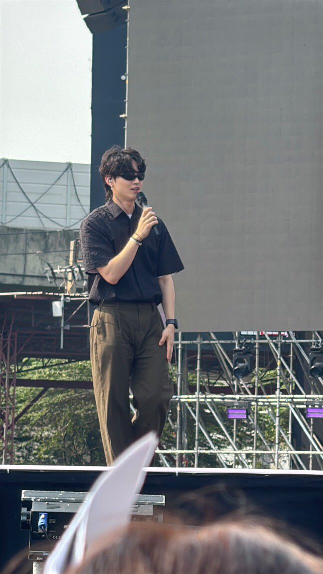 kjulitee's tweet photo. หล่อขนาดนี้แต่เขาให้เป็นได้แค่เพื่อนค่ะ
 #GoldenWaveinBangkok2025 https://t.co/H8V5DaVVMT