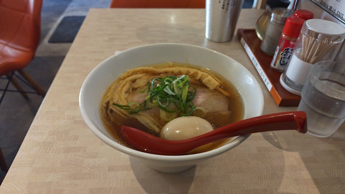 pulse_beat's tweet photo. 昼飯は津田沼駅近くのらーめん和田屋さん(@ramenwadaya)へ。ロッテの選手も来る店でサインやグッズが多数飾られていました。ロッテ戦が放映していた。鯖まぜそばなどのメニューの中から醤油らーめんを注文。あっさり系でスルッと入ります。マスターも気さくで撮影も快諾してくれて、いいお店でした。 https://t.co/LvwgupczME
