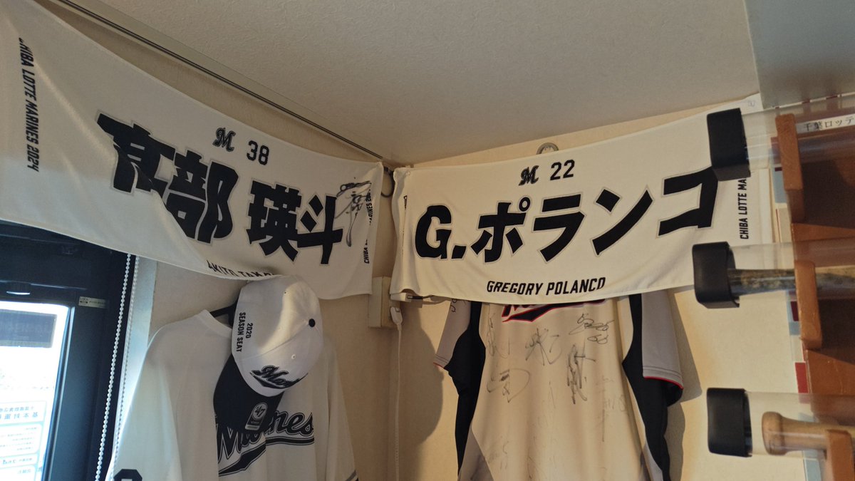 pulse_beat's tweet photo. 昼飯は津田沼駅近くのらーめん和田屋さん(@ramenwadaya)へ。ロッテの選手も来る店でサインやグッズが多数飾られていました。ロッテ戦が放映していた。鯖まぜそばなどのメニューの中から醤油らーめんを注文。あっさり系でスルッと入ります。マスターも気さくで撮影も快諾してくれて、いいお店でした。 https://t.co/LvwgupczME