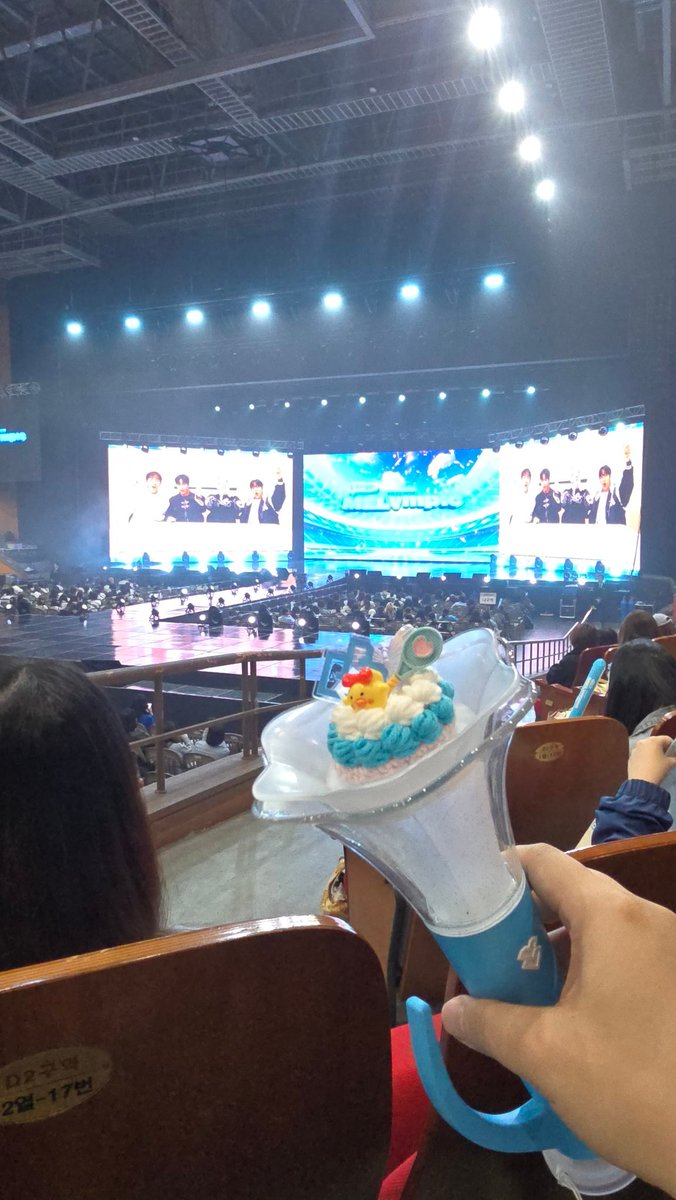 오른쪽이 하양인줄안 솜팡이는 파랑멜로디들 사이에서 흰색옷을 입고오는 실수를...ㅋㅋㅋ((사실 내가 그럼