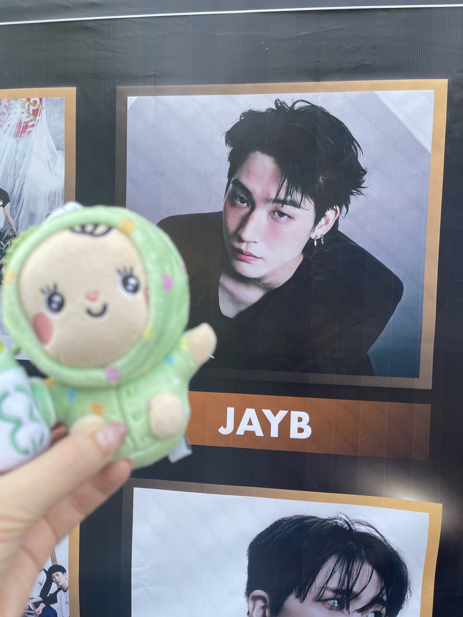 グループフォト終わって会場出てきたらちょうどジェボムさんリハーサル中で歌ってるの聞こえてきたーー🙌