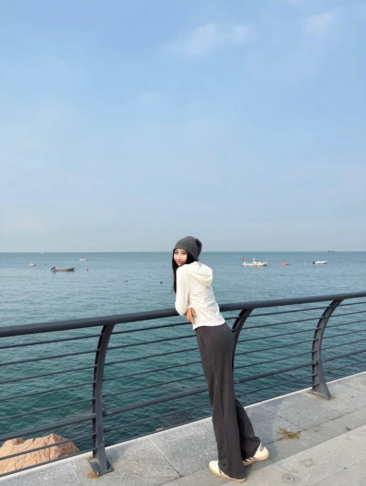 海辺に来て風に吹かれて散歩して、海風がすべての悩みを吹き飛ばしてくれることを望みます🌈✨🌈