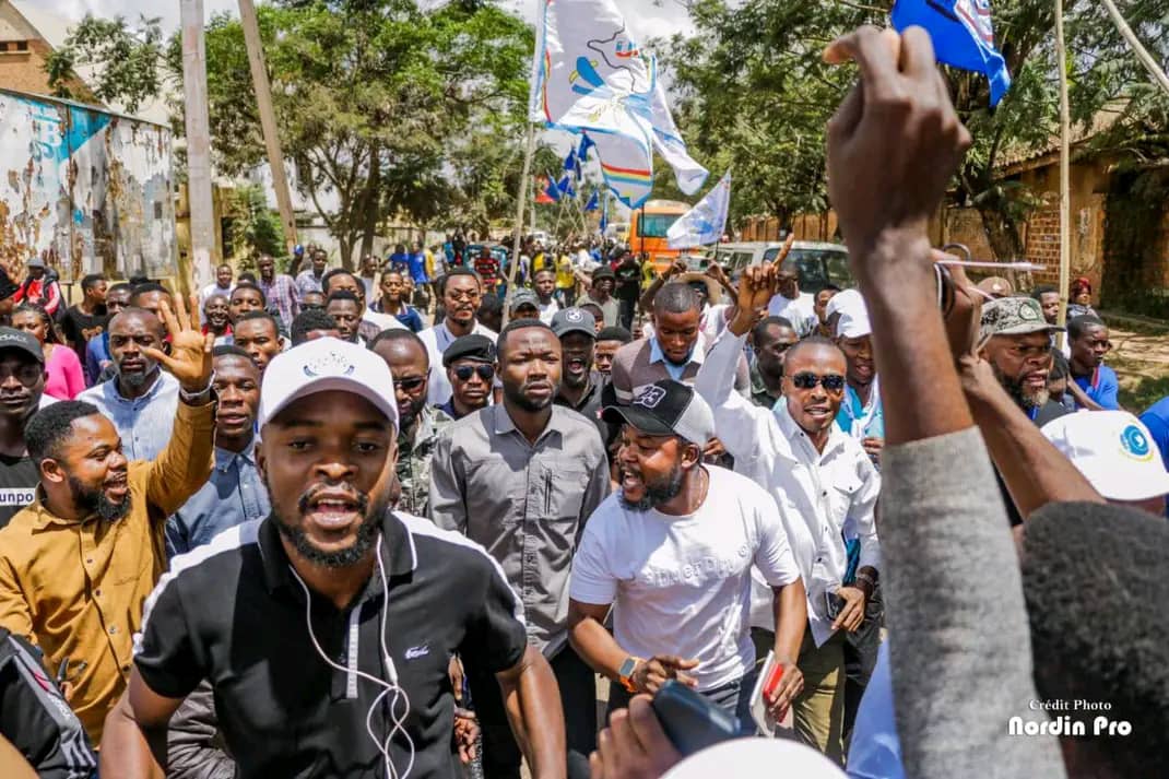 L’histoire gardera en mémoire non seulement cet événement mais aussi la détermination et la solidarité des habitants de Kolwezi pour soutenir la candidature de FIFI MASUKA au poste de Gouverneur. Et se souviendra du soutien indéfectible de Mtre TRÉSOR MAHAMBA envers son autorité