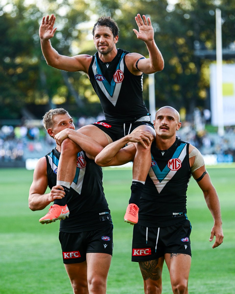 AFL's tweet photo. 393 games 🙌

Travis Boak is now Port Adelaide's all-time game record holder.

#AFLPowerTigers https://t.co/p6OXzXhaGS