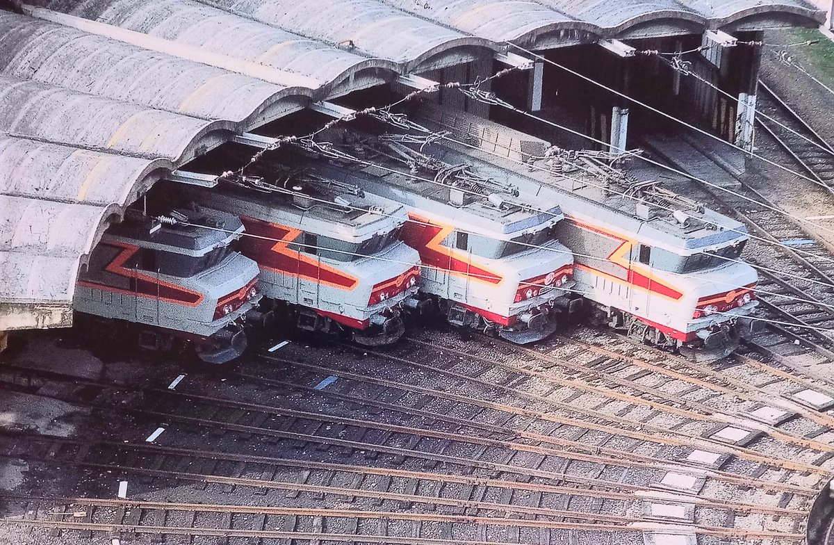 En 10-94 les 4 =&gt;#CC21000 posent à =&gt;#Dole (39) avant leur transformation en =&gt;#CC6500, restant ainsi des =&gt;#nezcassé s. La rotonde n'existe plus. 
📷Eric Seibel, source : mis en ligne par Valentin Nantier sur le FB Des trains en BFC. 
Date fausse sur : x.com/CheminsdeFerTC…
