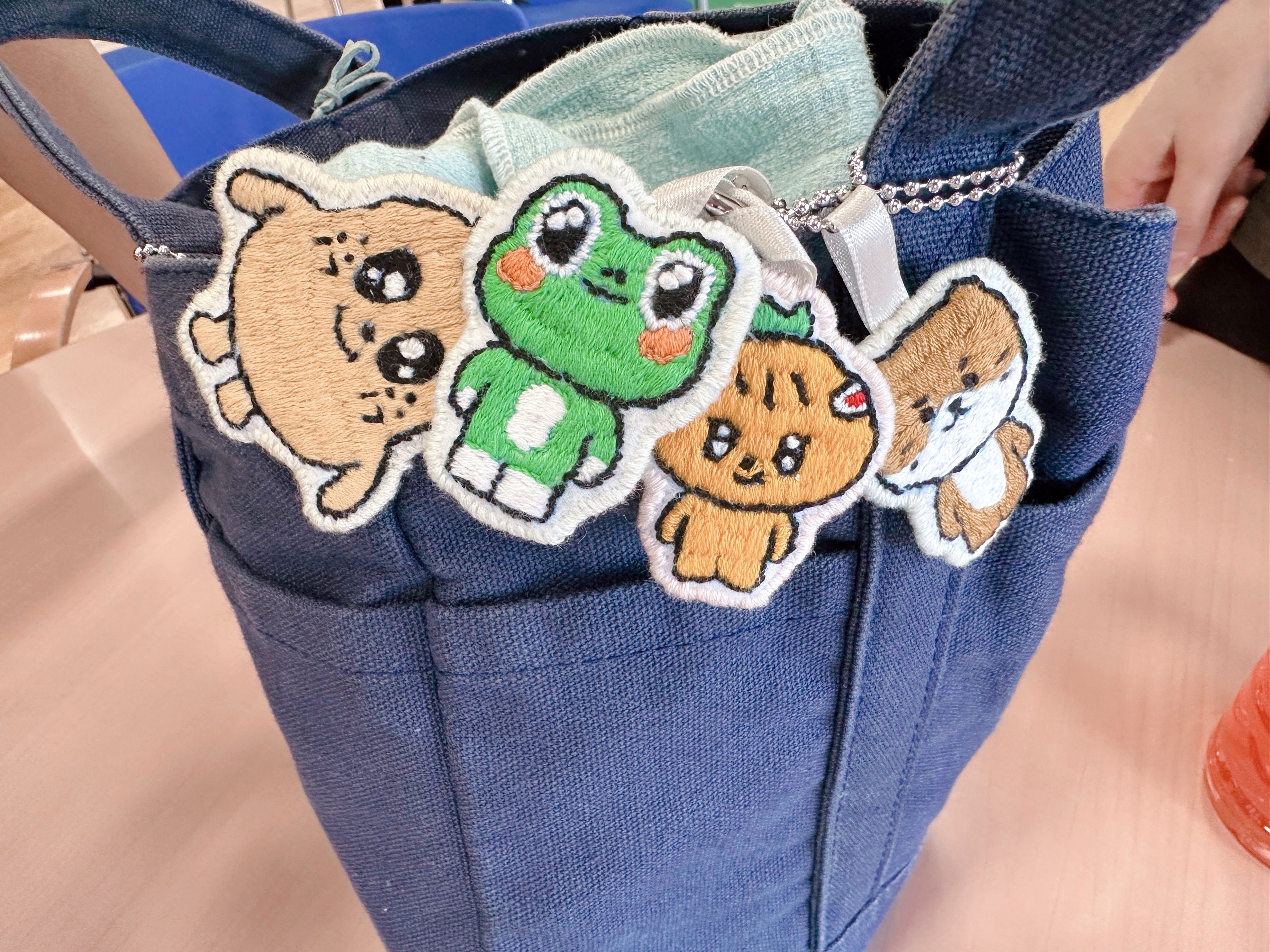 ゆ*ら様 コヤンイサムチョン♡ルミちゃんのインド刺繍×若草ヌビスマホショルダー♡ ゆ*ら様 コヤンイサムチョン♡サバにゃんチャーム付き♡インド刺繍 ×