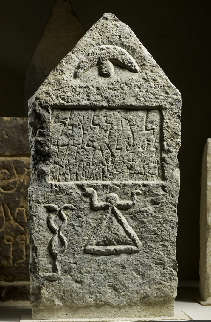 🏺Estela funeraria púnica de caliza (El Hofra, Constantina, Argelia; ca. 225-50 a.C.)

🔎Presenta un frontón con una luna sobre un disco solar, un cartucho con inscripción, caduceo y el signo de Tanit. La inscripción menciona a Baal Hamon y un voto dedicado por Arisho.

ℹ️ Louvre