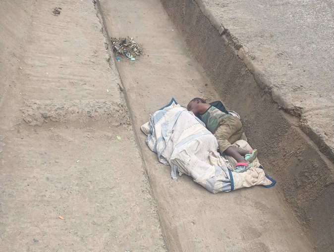 I have just taken this photo sahii tu. 
Wasee hawa watoi hupitia alot. 
Please just one word to them 🥺🥺