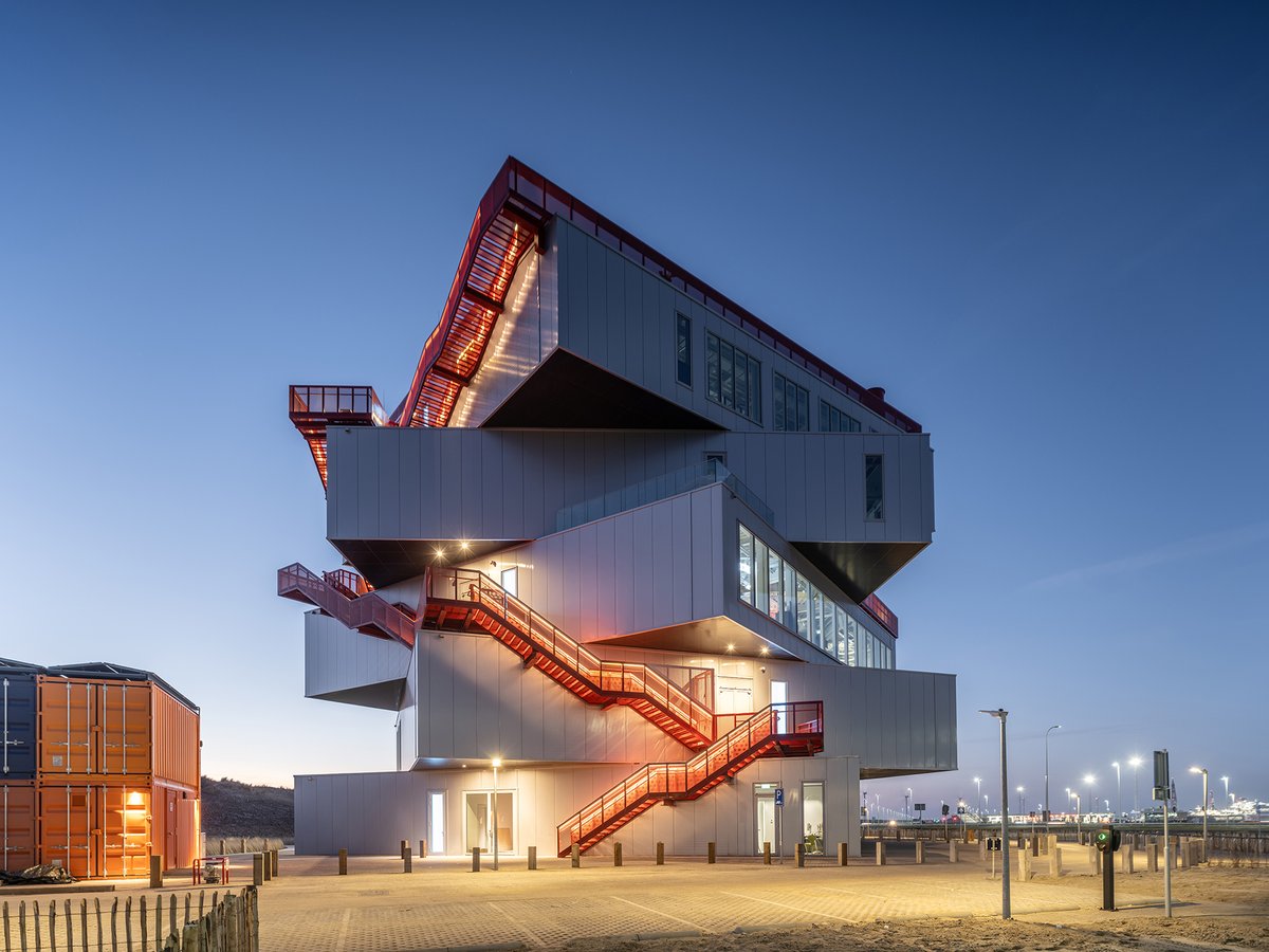 Team_DRDB's tweet image. The Port of Rotterdam has a new visitor centre! Portlantis shows visitors more about the largest port in Europe. The centre includes a flight simulator, called Helios Experience.
Read the full article on our website:
darkridedatabase.com/portlantis-ope…
Photo credit: Portlantis