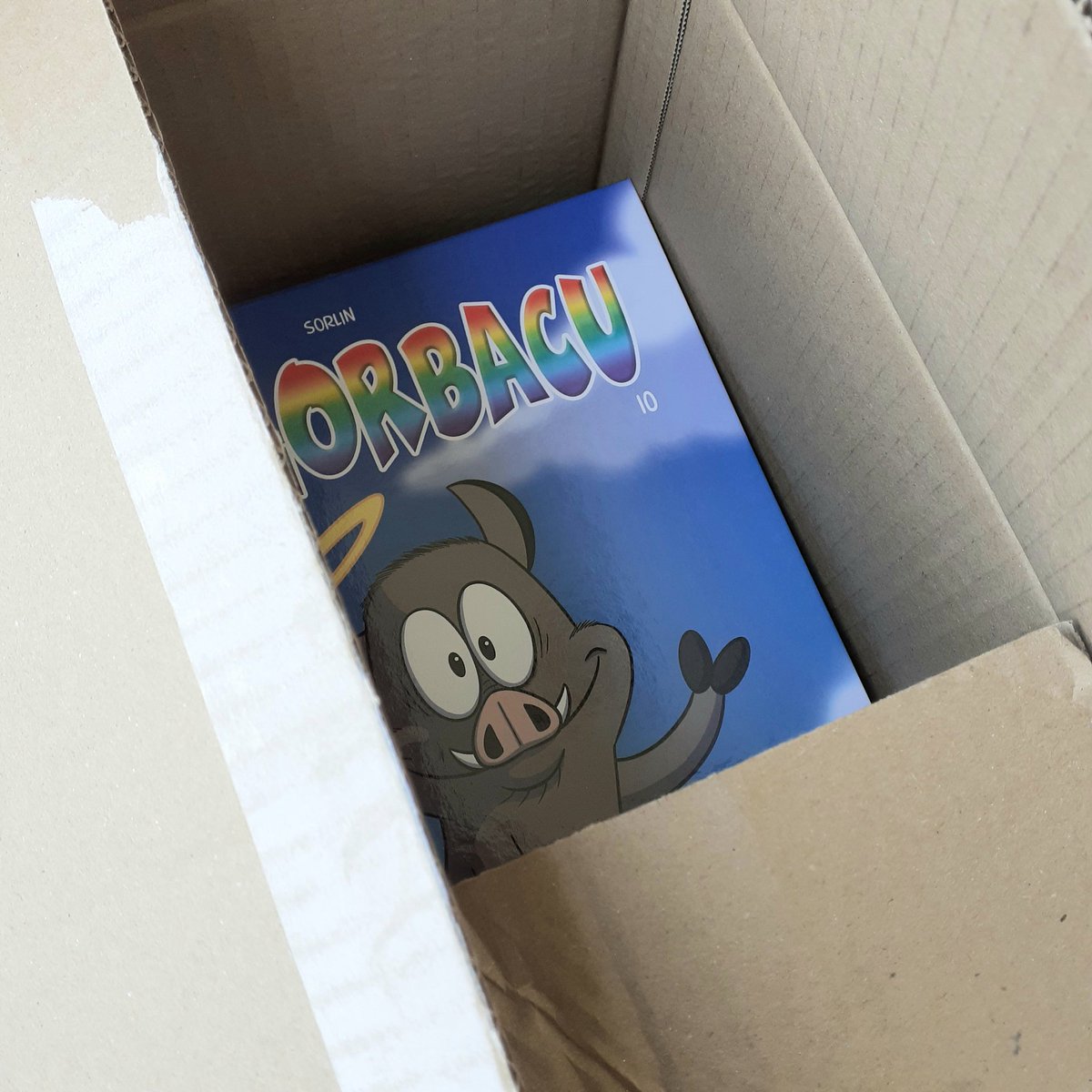 Il y a un an, je recevais mes premiers cartons de Razorbacu 10. Je remercie le public fidèle et tous les libraires qui m'ont fait confiance dans ma nouvelle aventure d'éditeur ❤