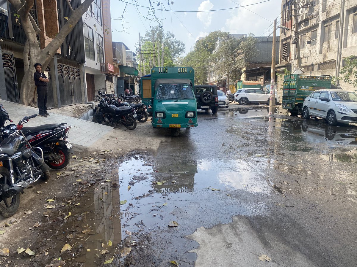 Phebinj's tweet photo. @DelhiJalBoard water logging nearby @IndiaTriumph Service Centre, Naraina. Please do something about it. https://t.co/OKjXQHxE3c