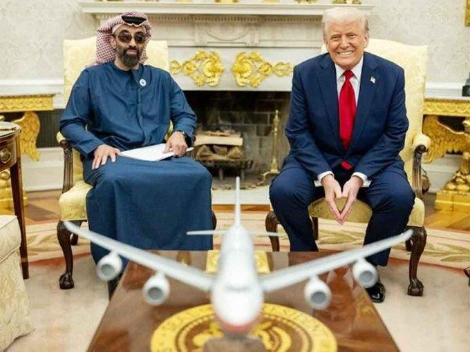 Шейх ОАЭ оскорбил священное место - Овальный кабинет! У него нет хорошего костюма, на руках плохие карты и Трамп съест его обед, а делегация будет вышвырнута из Белого Дома! Кстати, он ни разу не поблагодарил Америку, за то, что она его приняла.