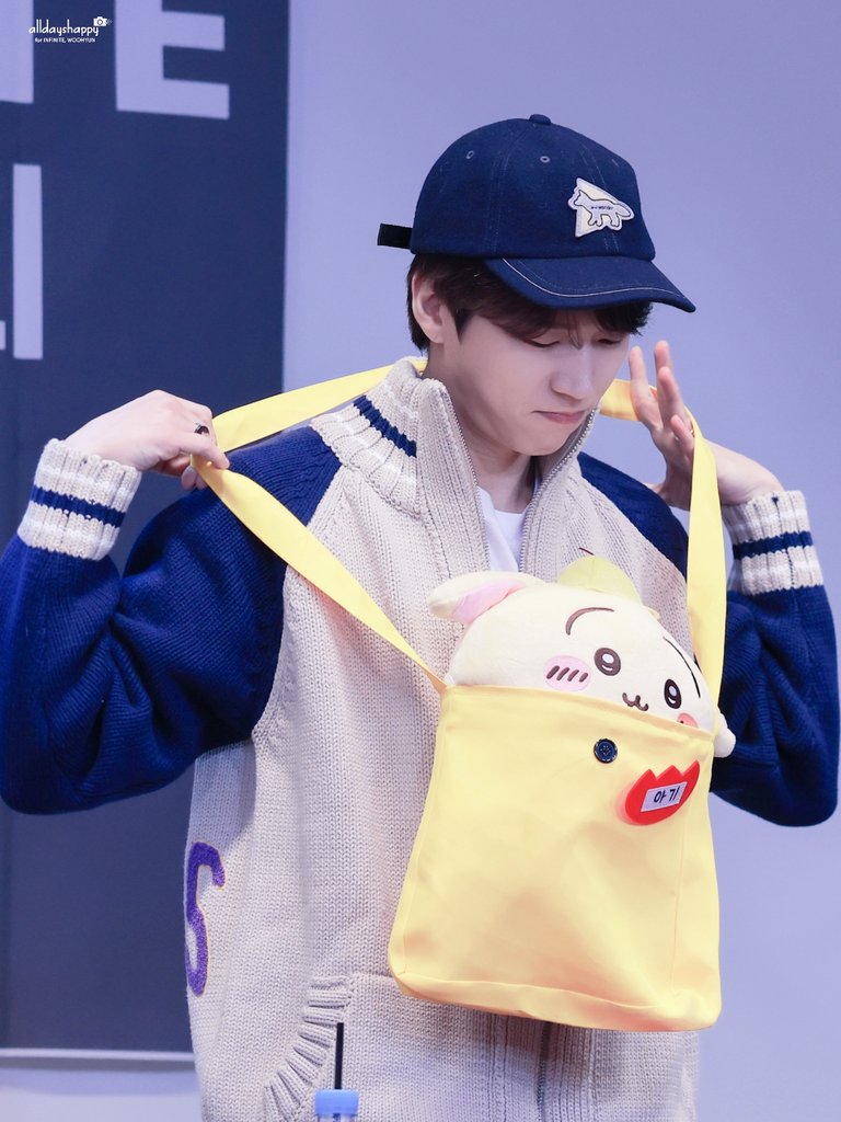 alldayshappy1's tweet photo. 250322 인피니트 대면팬사인회 애플뮤직

가방끈 메는 우현이 손가락이 넘 귀여워😍
그리고 ��싸템이 넘 자연스러운 동생이 아직 신기한 큰형😆
#NAMWOOHYUN #인피니트 #남우현 #김성규 #KIMSUNGKYU 
#INFINITE #Like_Infinite #라잌인피니트  #Dangerous #애플뮤직 https://t.co/83XnPivQ0s