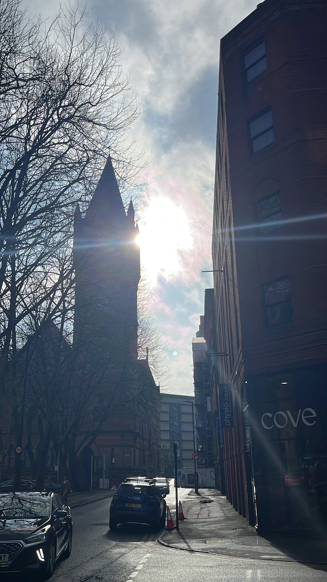 This cannot be right - it’s sunny in Manchester! On my way to represent <a href="/VetlifeUK/">Vetlife</a> at <a href="/thebsava/">BSAVA</a> conference. Hope to see you there!