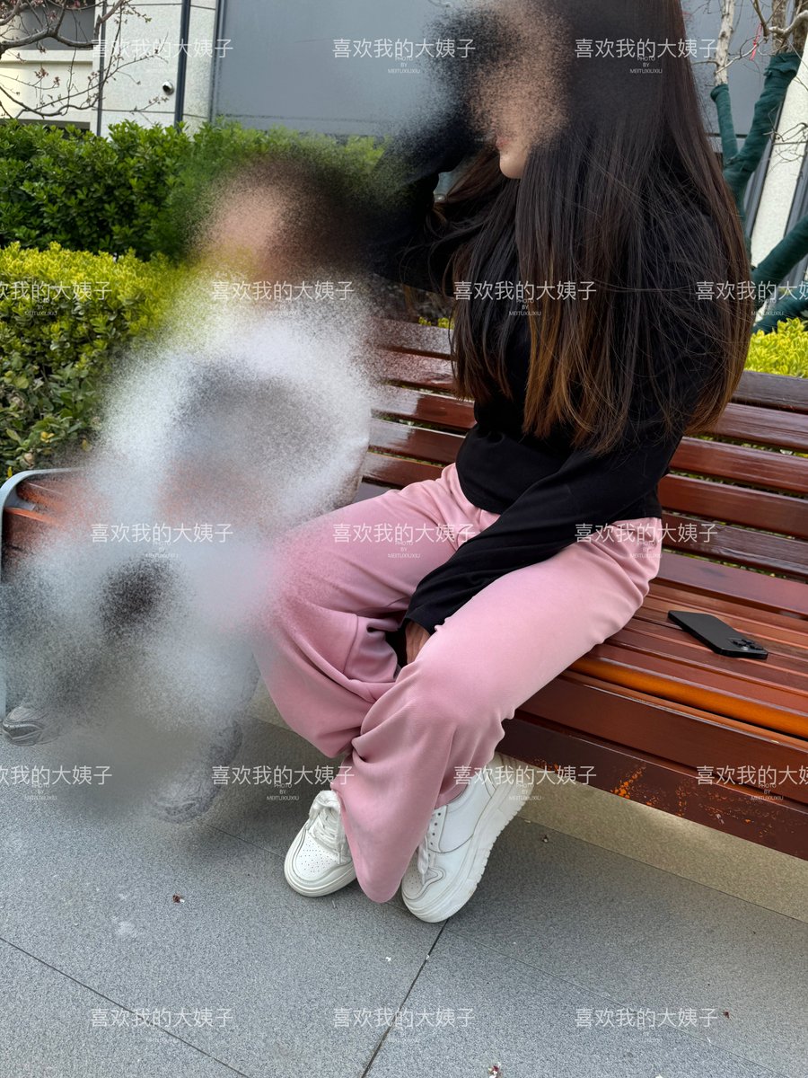 又是偶遇，这两天经常遇到她
闲聊了一会，她问了我家里怎么两位美女，我说那是我媳妇的姐姐，然后女邻居说怪不得呢，感觉她倆长的好像，然后我坐她旁边随便聊了聊
问了她老公的事情，她说她老公要5月底才回家半个月，又要出差
我说你一个人在家也无聊
她说嗯是啊，挺无聊的，然后我加了她的微信 https://t.co/95mRIzfKGR