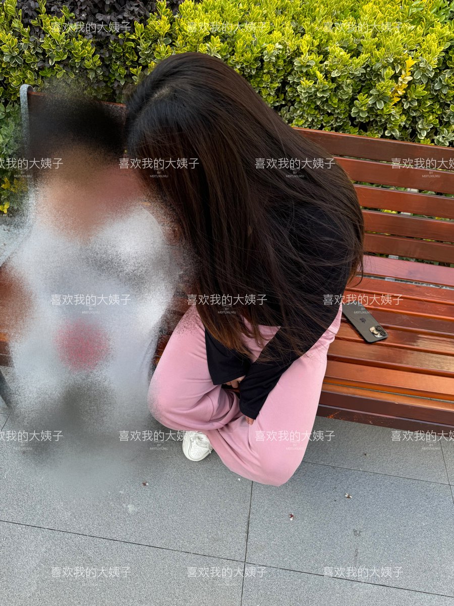 又是偶遇，这两天经常遇到她
闲聊了一会，她问了我家里怎么两位美女，我说那是我媳妇的姐姐，然后女邻居说怪不得呢，感觉她倆长的好像，然后我坐她旁边随便聊了聊
问了她老公的事情，她说她老公要5月底才回家半个月，又要出差
我说你一个人在家也无聊
她说嗯是啊，挺无聊的，然后我加了她的微信 https://t.co/95mRIzfKGR