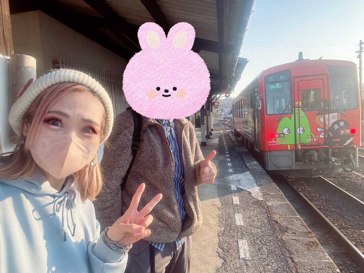 WUTANG0516's tweet photo. 午前中空冷大魔界さんと打ち合わせして午後帰ってシバケンさんのタイムラプス高速キハ見て爆笑して🤣今日も楽しい1日でした( ´∀｀)🎵
帰りはさとちゃんだったよ🚃💕
#お疲れ様でした #備後西城駅 #庄原さとやまトレイン #キハ120 #ロードスターna #ロードスター女子 https://t.co/mjUlkl6DxV