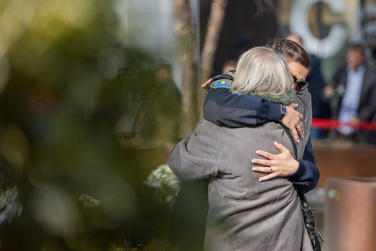 We herinneren. We rouwen. We verenigen. 

Vandaag staan we stil bij de slachtoffers van de aanslagen van #22Maart 

We blijven samen strijden voor een samenleving waar terreur geen plaats heeft.