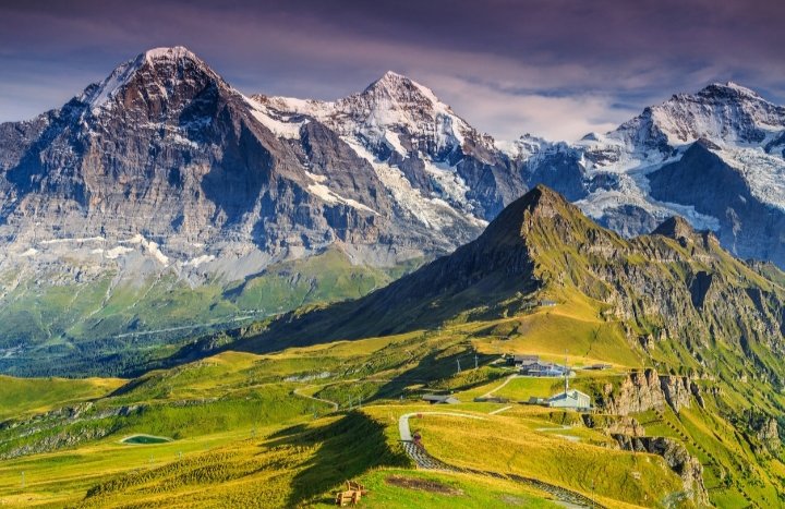 Die einziartige Geografie der Schweiz mit den Alpen, dem Mittelland und dem Jura, mit den zahlreichen Tälern und Hügeln formte auch die Kultur der Völker, die sie besiedeln bis zum heutigen Tag. Zwei Besonderheiten dazu, die häuig bei Deutschschweizern auftreten: 

(1/8)