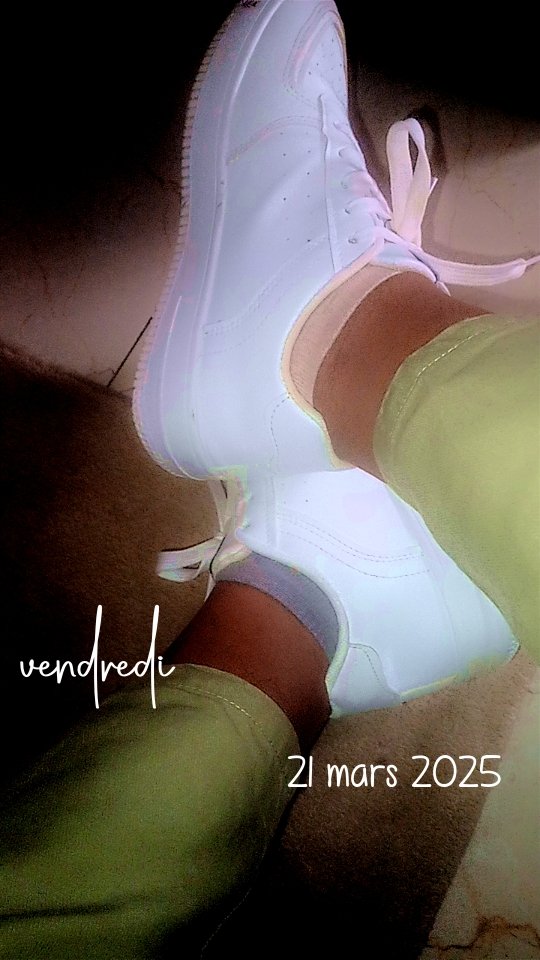 Je montre ma différence par ses chaussettes dépareillées !!
#Trisomie21