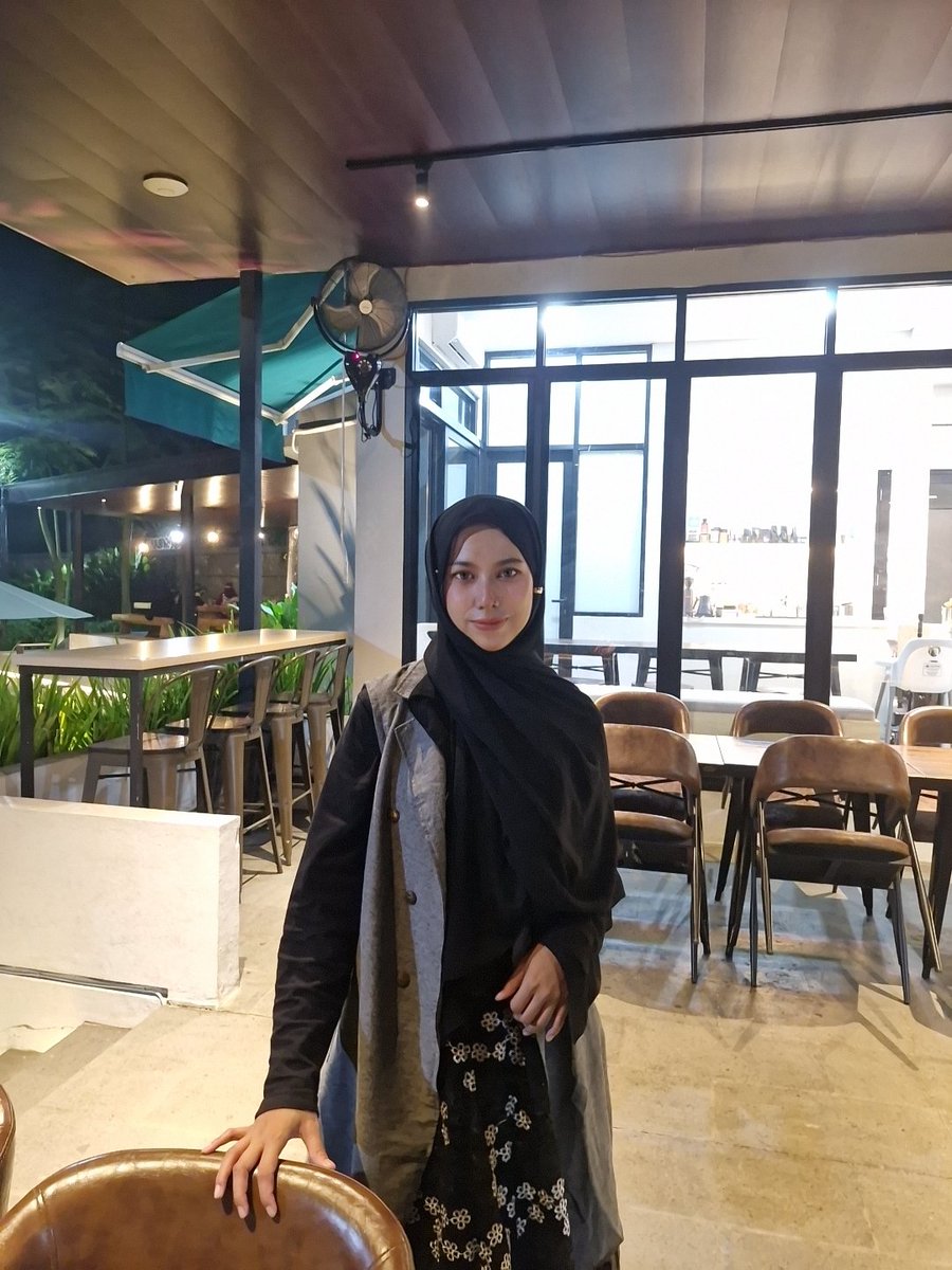 queenradiant17's tweet photo. Kunci pengen dapat penghasilan lebih,  memang harus belajar hal baru dan keluar dari zona nyaman.
Di Web3 hampir apapun kerjaanya aku coba selama aku merasa aku mampu. Lawan rasa malas.

Tadi malam, aku bikin konten yang memang permintaan dari salah 1 perusahaan Web3 global di Jerman dengan alat alakadarnya 😁 karena memang bukan content creator sebelumnya.

Dadakan beli stand holder hp n mic yg B aja. tapi pas sya kirim hasil mentahan. Mereka bilang " its great video nia "
 
Dan minta buatin konten 1 lagi 🤭 . Dari sini jadi tmbah semangat untuk asah lagi skill english supya lbh baik.
Karena aku ga kursus cuma otodidak belajar di YT ,makanya aku re-take berkali² utk dpt hasil yg lumayan 😁

Alhamdulillah ini challenging bgt y mana ngonten pke english,aksen sundaku masih berasa kadang, namanya juga dari USA ( urang sunda asli ) 😅
