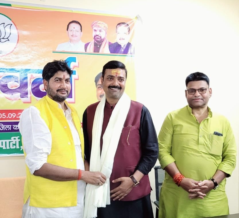 rakeshbjpup's tweet image. बिहार के जनपद गोपालगंज में थावे मां दुर्गा के दर्शन किए, वर्ष 2015 बिहार विधानसभा चुनाव के बाद लगभग 10 वर्षों बाद गोपालगंज जाना हुआ. एक दशक के बाद भाजपा नेता सुभाष तोमर जी से उनके डेरा पर आत्मीय मुलाकात हुई.
गोपालगंज भाजपा जिला कार्यालय पर जिलाध्यक्ष अरविंद गिरी जी ने अपनी पूरी…