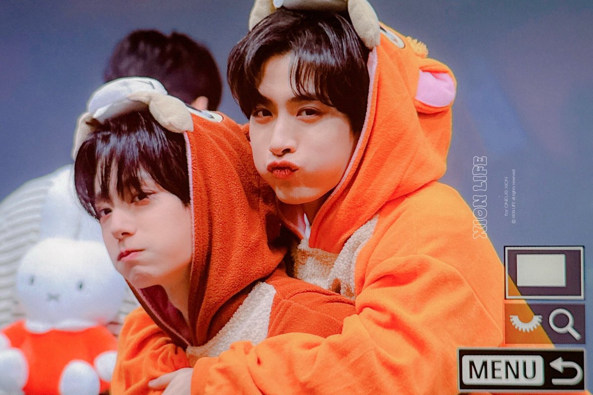 XIONLIFE_110's tweet photo. 250322 #시온    

칩앤데일 셀카 올려주길 기다림 .. OTL

#원어스 #ONEUS #XION #손동주 #シオン https://t.co/naguTmOFgg