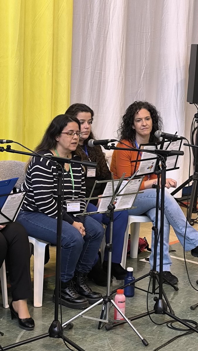 Oración con el Coro Diocesano para empezar el encuentro.