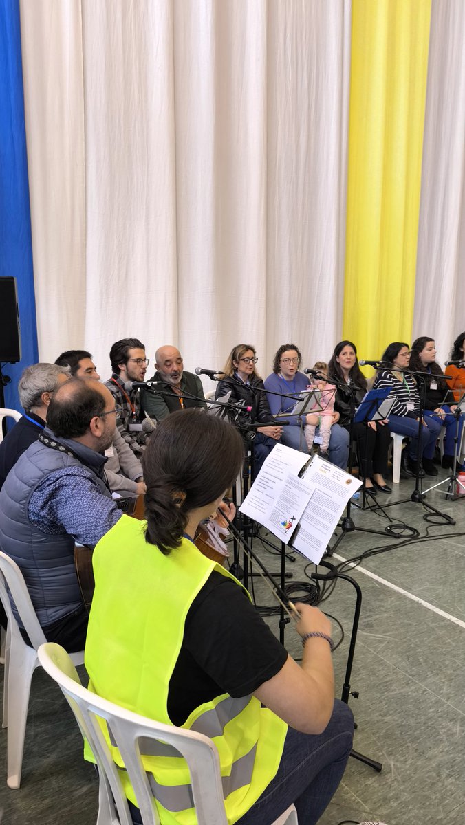 DiocDeCartagena's tweet photo. Oración con el Coro Diocesano para empezar el encuentro. https://t.co/5hChASo6nx