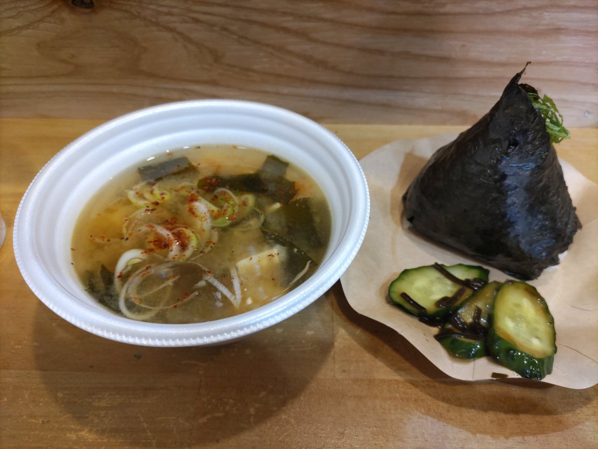 Ryu111273109's tweet photo. @bar_sorasoyo 明太しそおにぎりと味噌汁をいただきました!
おにぎりはふっくらで具材の旨味がタップリでメチャ美味しかった👍👍👍
営業時間は23:00迄ですがイベント限定メニューなのでお早めをオススメ!
#黒崎
#立ち飲み
#StandingBar
#ソラソーヨ https://t.co/6SP3YxpHPa
