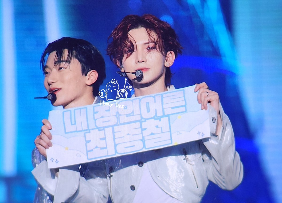 YeosangGlobal's tweet photo. Not yeosang holding a banner that says “My father-in-law choi jongcheol” (san’s dad)😭 https://t.co/P6Q4Ownnuj