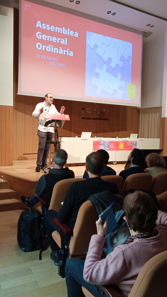 llenguacat_CAT's tweet photo. 💥 Comença l'Assemblea General Ordinària de @llenguacat amb la benvinguda de'@OscarEscuder1 

Treballem un nou any per la llengua, passa a l'acció i fes-te soci! https://t.co/m4LxuhSB9Z