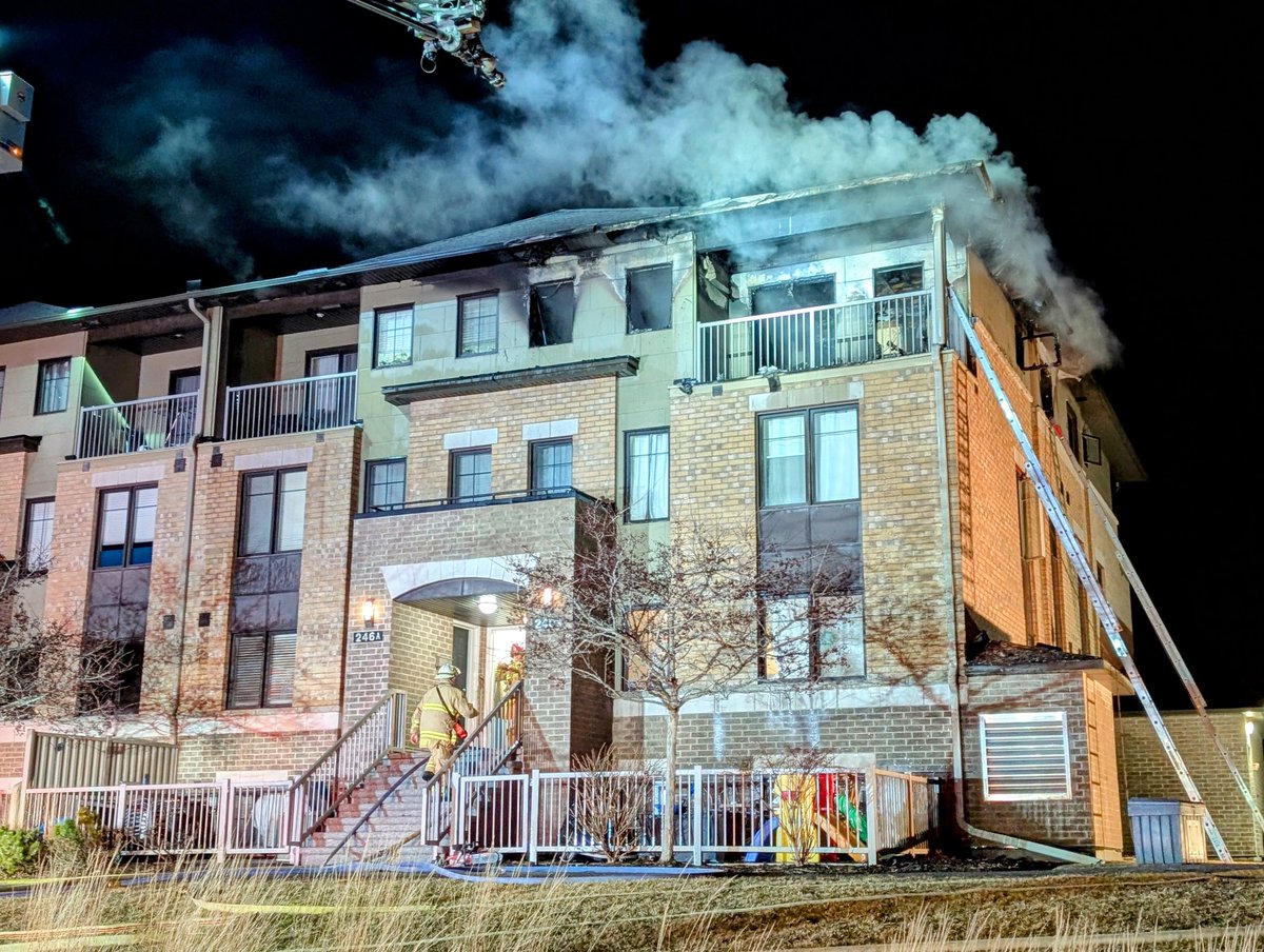 OFSFirePhoto's tweet photo. Le Service des incendies d'Ottawa est sur les lieux d'un incendie en cours dans le bloc 200 de Titanium Private, près de Bilberry Drive, à Orléans. @OttFire #Ottawanews #ottawa https://t.co/rgotFhl52B