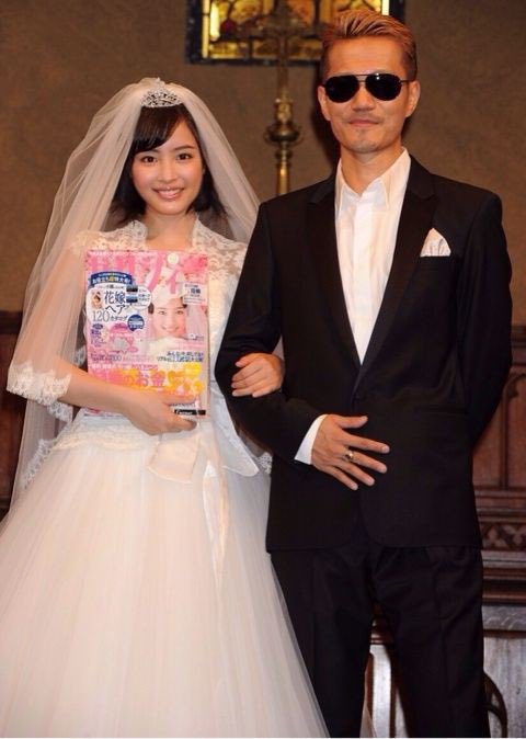 ikaikawwww's tweet photo. 昔高校1年生の広瀬すず(15歳)がゼクシィに起用されて、CMソング歌ったEXILEの人(33歳)と腕組んで撮影してたのうわって思ったけどその時から変わってないのね...。 https://t.co/zvlGNxqWZ6