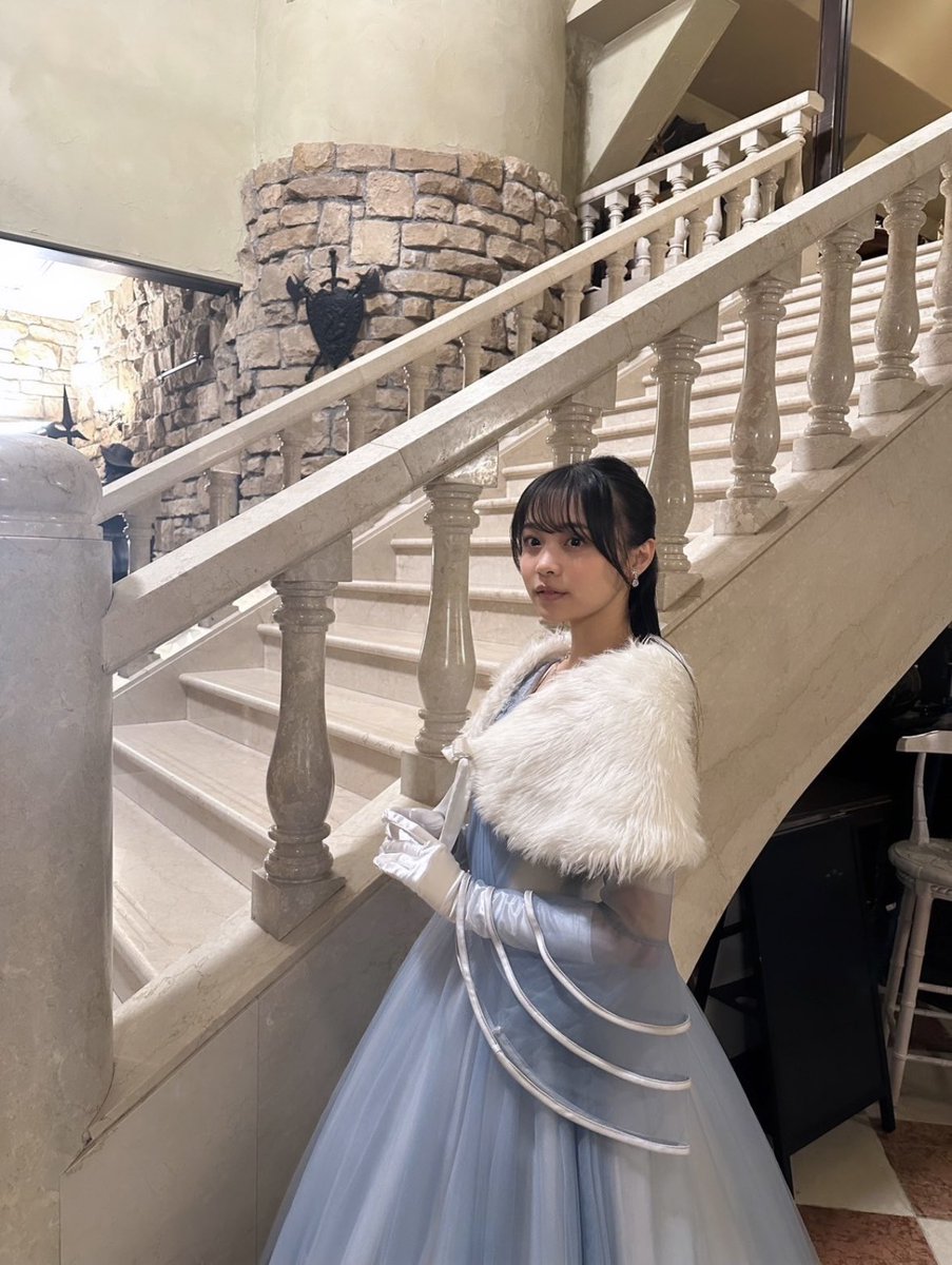 kmanagerm's tweet image. 「熱愛プリンス」最新第3話はTVerで配信中です！
第3話では2パターンのドレス姿に！
写真はロックハート城で撮影した時のドレス。この日の群馬は雪も降っていて、さらに夜のシーンだったので暖を取りながら撮影しました。

#林芽亜里　#MeariBTS  #ねつぷり
